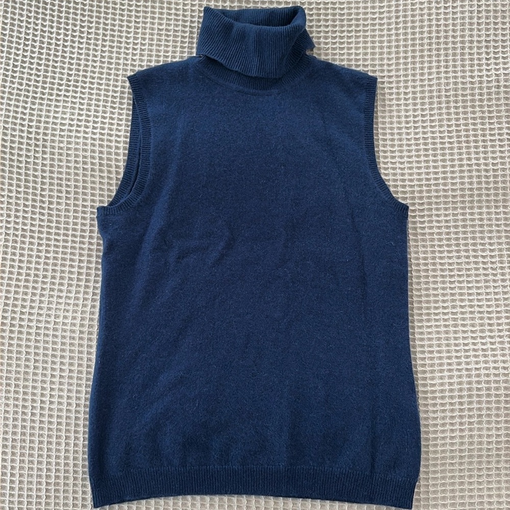 Gorgeous 100% cashmere turtleneck tank!